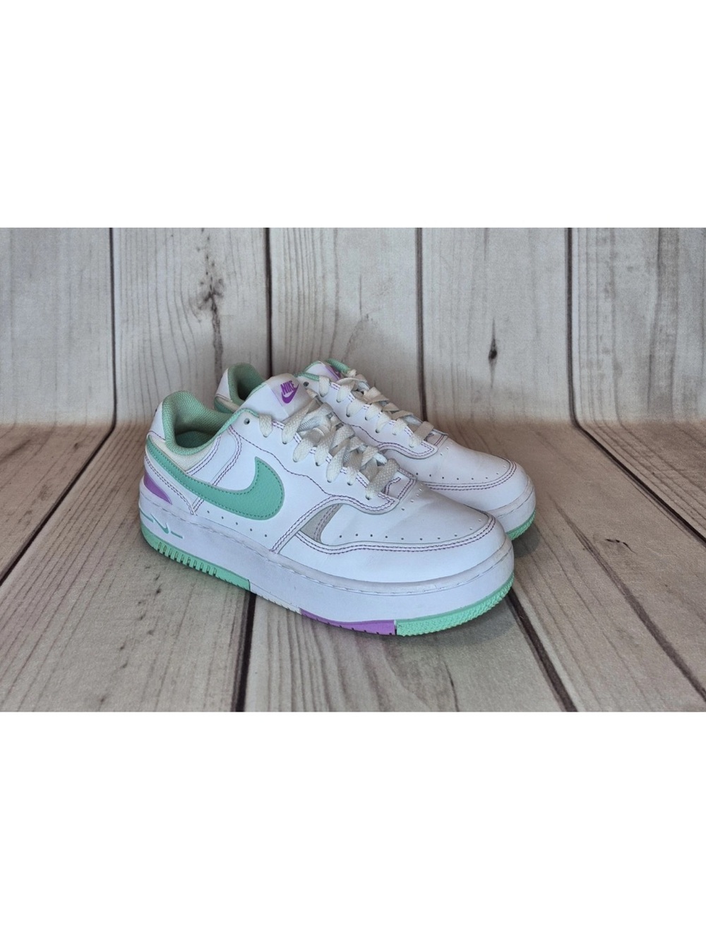 Nike Women's Size 9 Gamma Force White Emerald Rise Leather Shoes